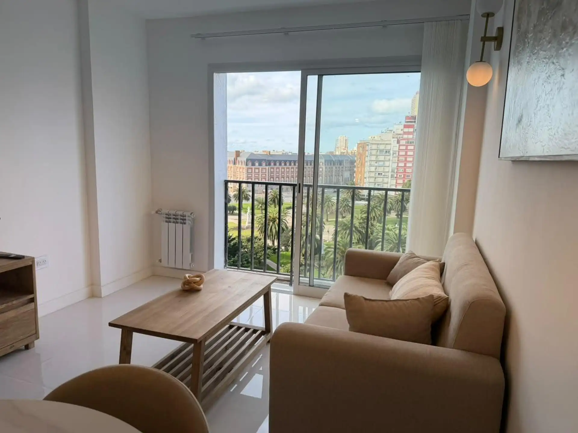 Departamento 2 ambientes con balcon frances y vista lateral a Plaza Colon