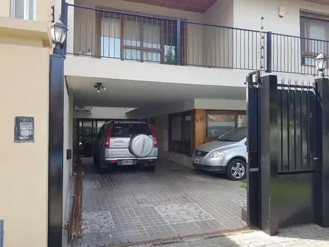 ALQUILER – CASA DE 5 AMBIENTES CON JARDÍN Y PILETA EN OLIVOS