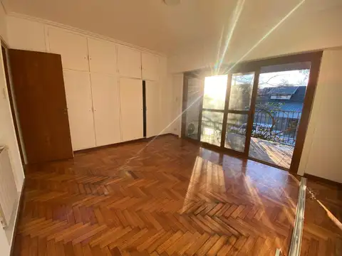 ALQUILER – CASA DE 7 AMBIENTES CON JARDÍN Y PILETA EN OLIVOS, COCHERA CUBIERTA