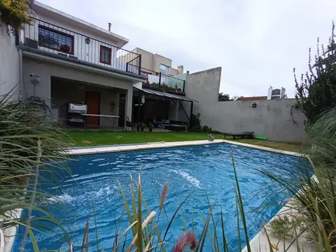 ALQUILER – CHALET DE 7 AMBIENTES CON JARDÍN, PILETA Y TERRAZA, COCHERA CUBIERTA – OLIVOS.