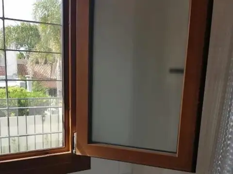 ALQUILER – CHALET DE 5 AMBIENTES EN 2 PLANTAS CON JARDÍN Y PILETA