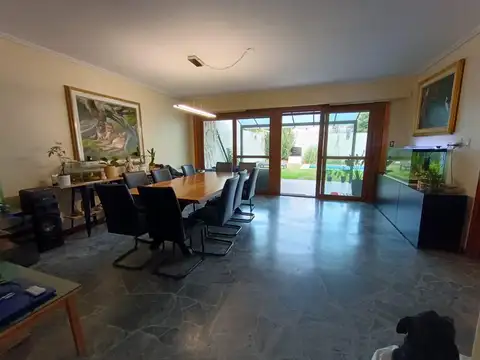 ALQUILER – CASA DE 7 AMBIENTES CON JARDÍN Y PILETA EN OLIVOS, COCHERA CUBIERTA