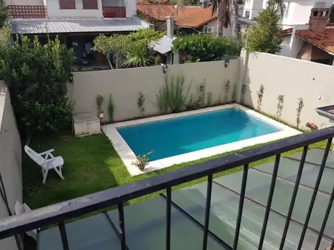 ALQUILER – CHALET DE 5 AMBIENTES EN 2 PLANTAS CON JARDÍN Y PILETA