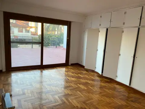 ALQUILER – CHALET DE 7 AMBIENTES EN 2 PLANTAS CON JARDÍN Y PILETA, COCHERA CUBIERTA.