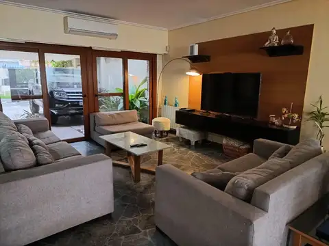 Casa en Alquiler con 2 cocheras