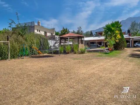 Venta Casa quinta Campo Quijano de tres dormitorios y piscina 100