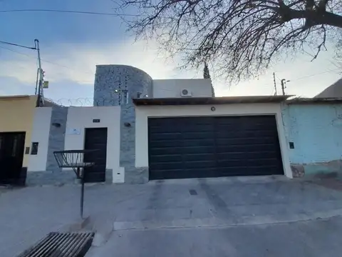 Casa en venta - 5 Dormitorios 4 Baños - 340Mts2 - Las Heras