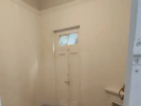 TIPO CASA DE 5 AMBIENTES EN FLORESTA