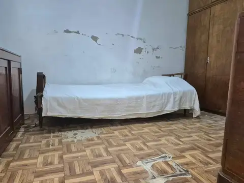 VENTA PH LANUS- 3 AMB- A REFACCIONAR- JARDIN