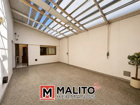 CASA 5 AMBIENTES CON 2 PATIOS Y TERRAZA