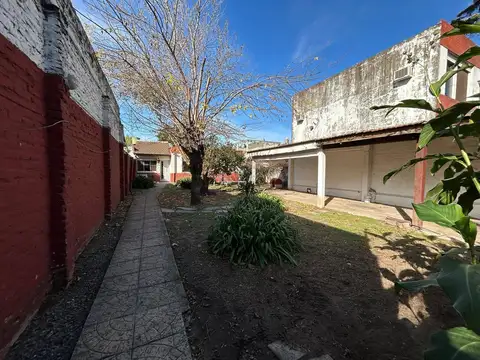 CASA EN VENTA AMPLIO JARDÍN 4 AMB QUINCHO COCHERAS