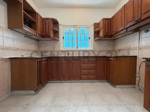 Casa 5 ambientes con 2 baños