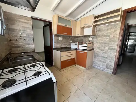 Casa 7 ambientes con 2 baños