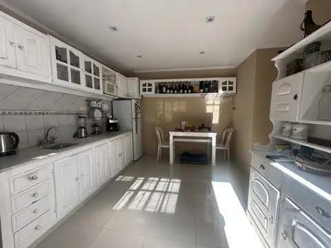 Casa mixta con galpón/salón  en Venta en Moreno