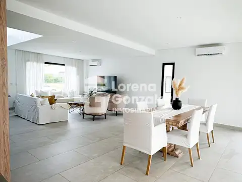 Casa en Venta con 3 cocheras