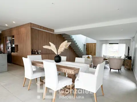 Casa 5 ambientes con 3 baños