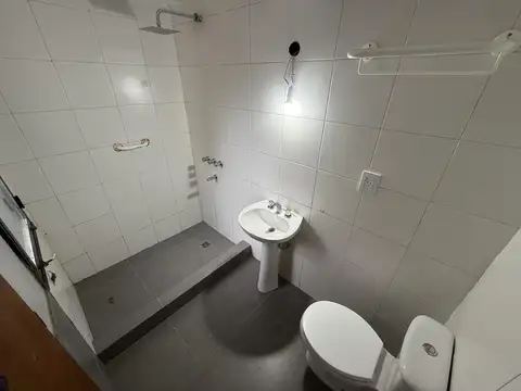VENTA / PERMUTA Casa de 2 dormitorios con amplio jardín y piscina, ubicada en Funes.