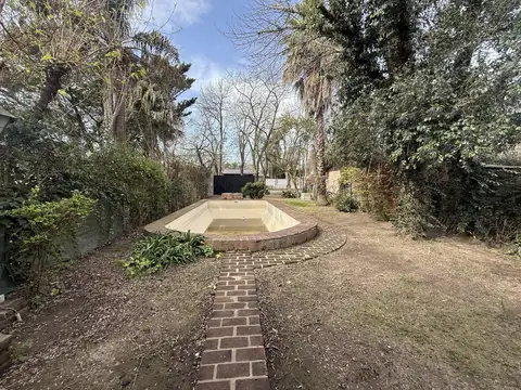 VENTA / PERMUTA Casa de 2 dormitorios con amplio jardín y piscina, ubicada en Funes.