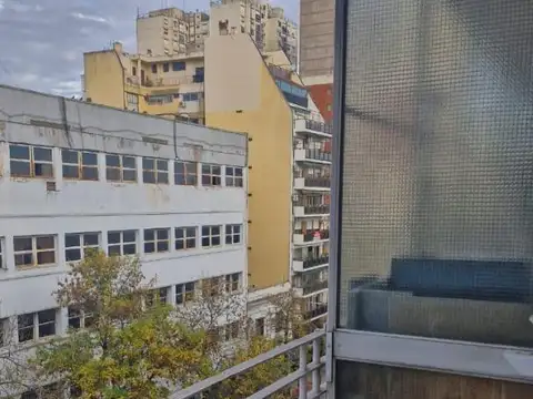 Departamento de 2 ambientes al frente con balcón