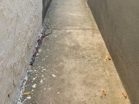 Venta - Casa de pasillo (no PH) de 1 dormitorio - Parque Casados, Rosario