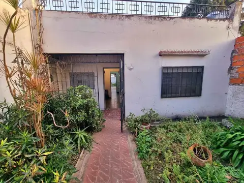 VENTA CASA 4 AMBIENTES CASEROS GARAGE REFACCIONAR