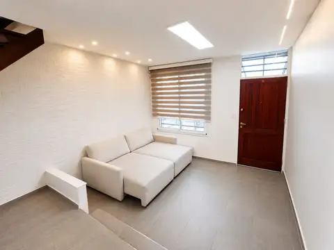 OPORTUNIDAD VENTA DUPLEX TRES AMBIENTES CON PATIO Y COCHERA MODERNIZADO