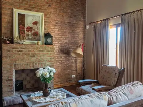 Casa 10 ambientes con 4 baños