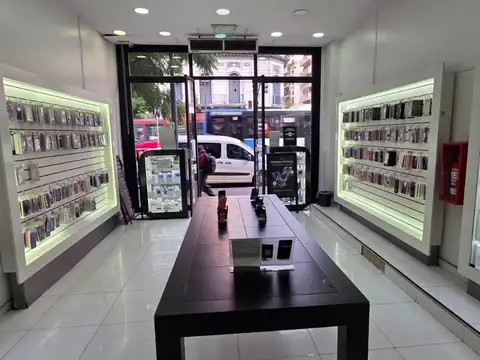 Local en alquiler en Flores sobre Av. Rivadavia de 130 metros.