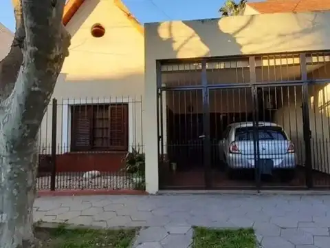 Casa 3 ambientes con patio y cochera Quilmes – Apta Credito