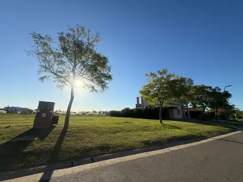 VENTA LOTE A LA LAGUNA EN PUERTOS BARRIO VISTAS