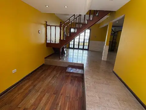 Depto Tipo Casa en Alquiler de 4 ambientes