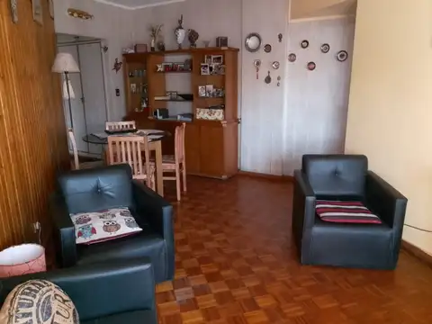 Excelente 2 Ambientes al Frente con Gran Balcón Galería sobre Av. Juan B. Justo – Bajísimas Expensas