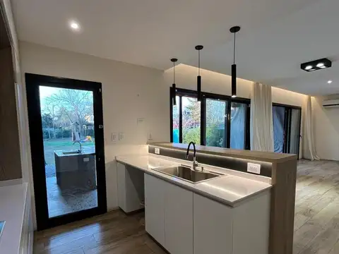 Casa 5 ambientes con 4 baños