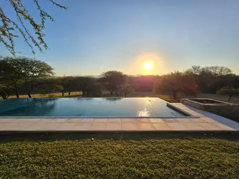 Casa en venta en Anisacate 3 dormitorios 3 baños con pileta y cochera doble 