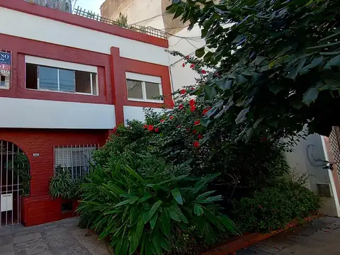 2 ambientes frente, 1º por escalera  muy buen estado