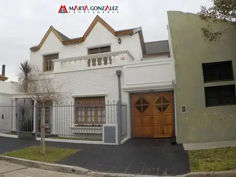 VENTA CASA  3 DORMITORIOS FONDO PISCINA