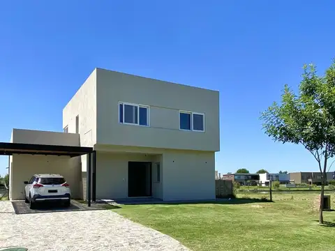 Casa 4 ambientes con 3 baños