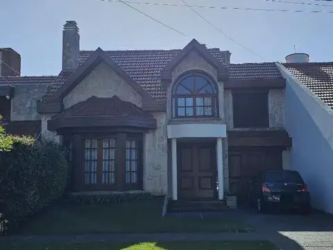 CHALET DE CATEGORIA  4 AMB. 300 M2. - PARQUE LURO 