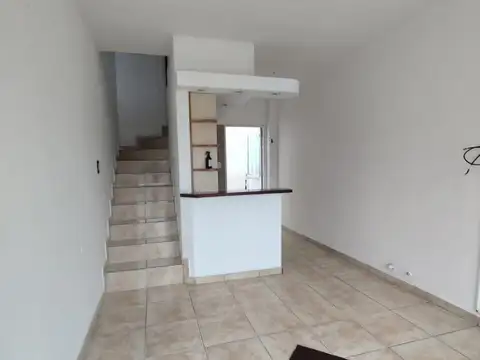Duplex 2 amb con cochera y patio