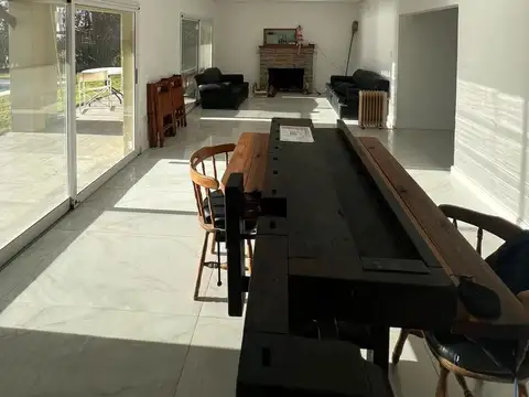 Casa en Alquiler con 2 cocheras