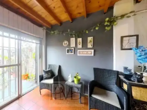 EXCELENTE TRIPLEX al FRENTE con TERRAZA PROPIA