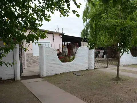 Casa 4 dormitorios entrada para vehículo y patio