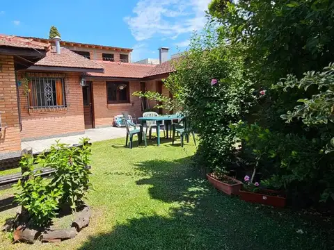 EXCELENTE CASA CHALET ADROGUÉ - PARQUE - COCHERAS