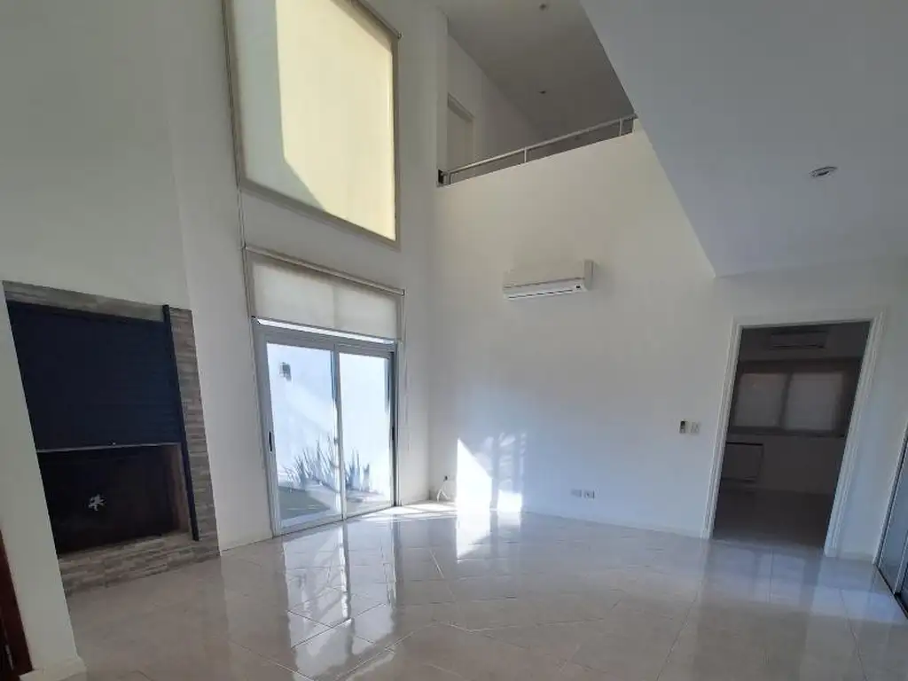 Casa en Alquiler con cochera