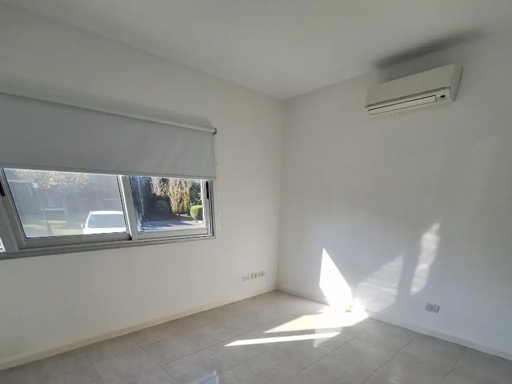 Casa en Alquiler en Abril Club De Campo