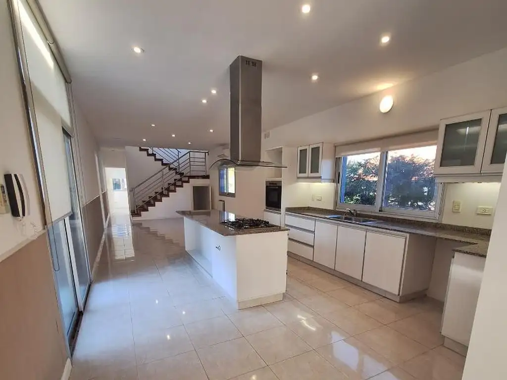 Casa - 400  m² Cubierta | 5 dormitorios | 12 años | 4 baños | 6 ambientes | 5 cocheras