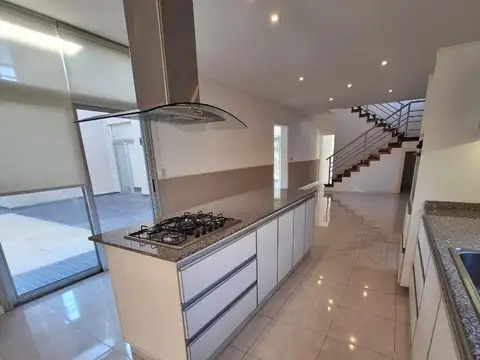 Casa en Alquiler con 5 cocheras