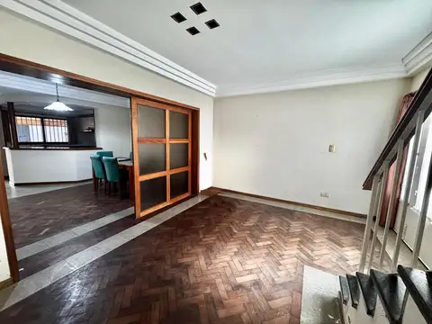 Casa 5 ambientes con 2 baños