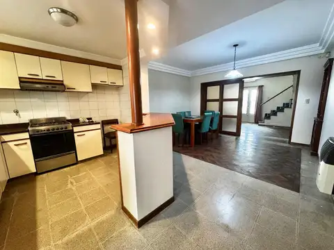 VENTA - CASA 3 DORMITORIOS CON PATIO Y COCHERA - BARRIO PARQUE