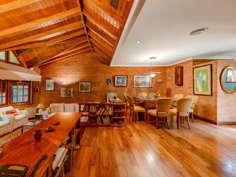 Oport. casa triplex con jardín y parrilla